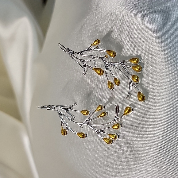 🔥LAST PAIR🔥 Two-Tone Twig Drop Earrings - Picture 6 of 7